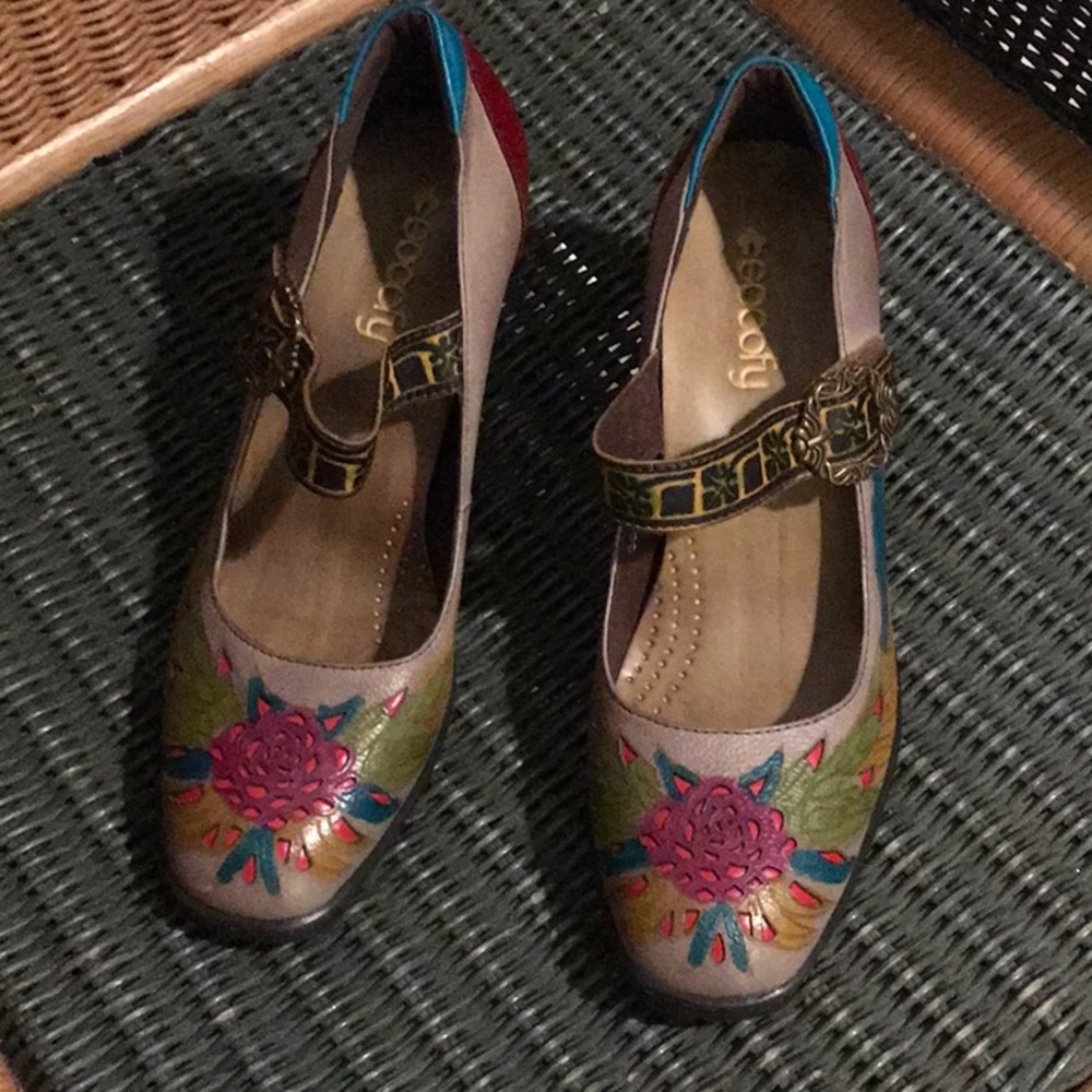 Gorgeous Spanish style shoes by Gocofy!  Size European 39.  US size 8/9.